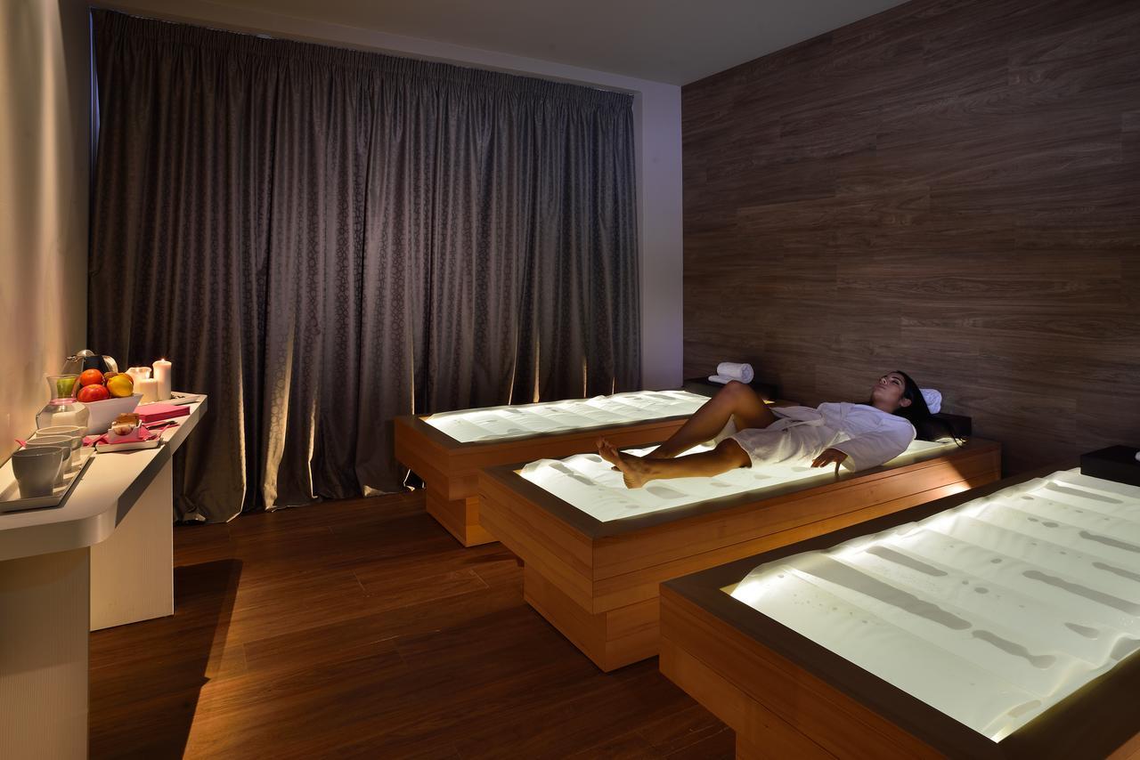 Embassy Hotel & Spa Cattolica Eksteriør billede