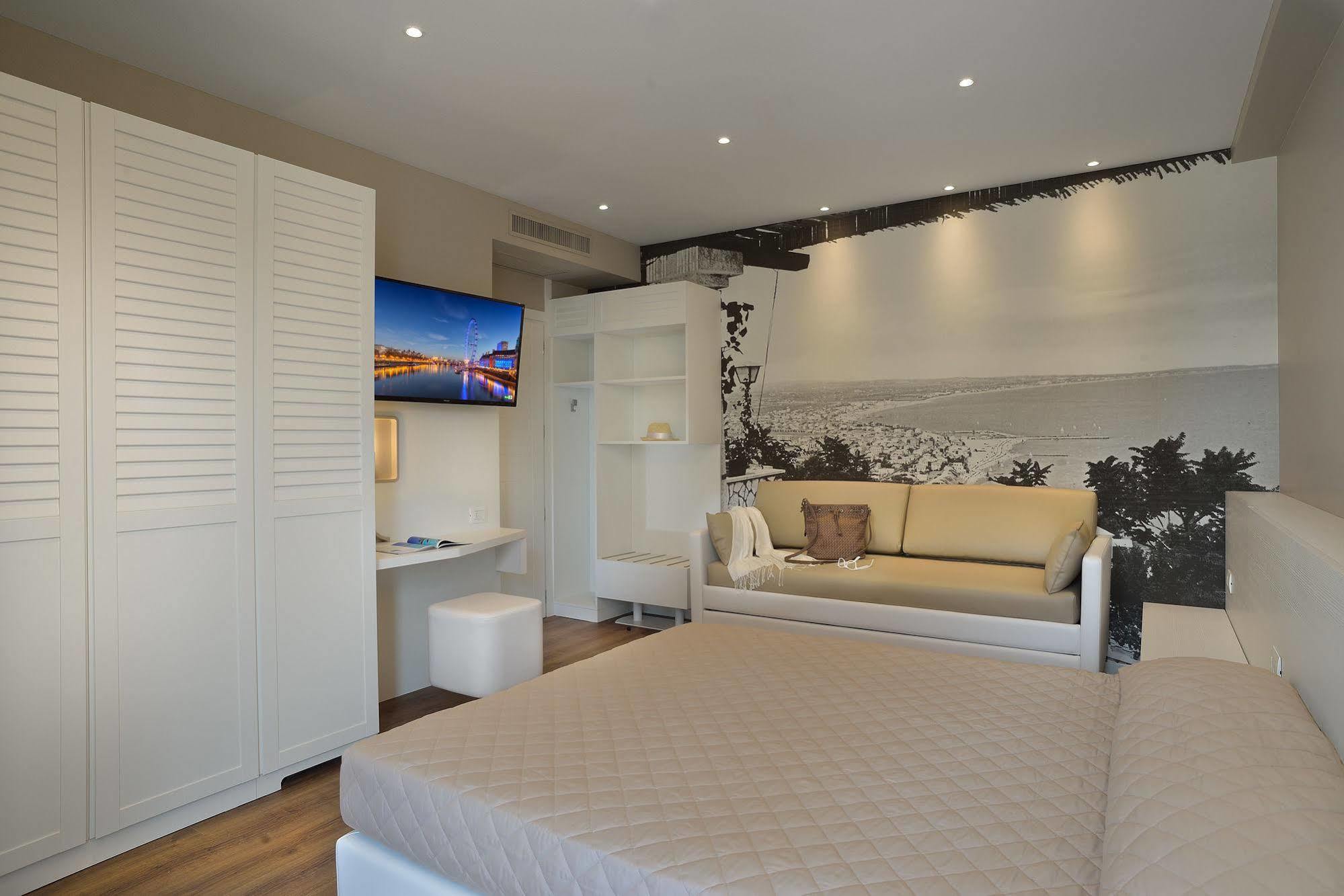 Embassy Hotel & Spa Cattolica Eksteriør billede