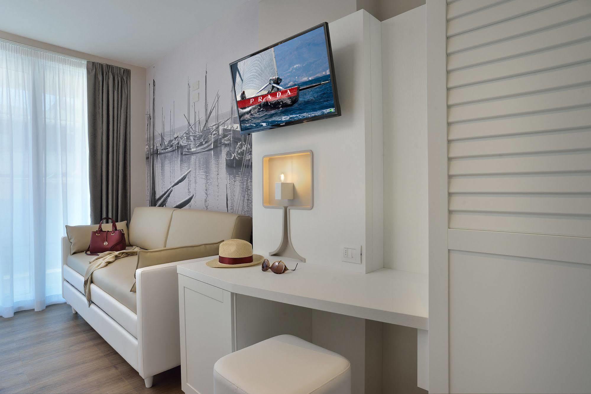 Embassy Hotel & Spa Cattolica Eksteriør billede