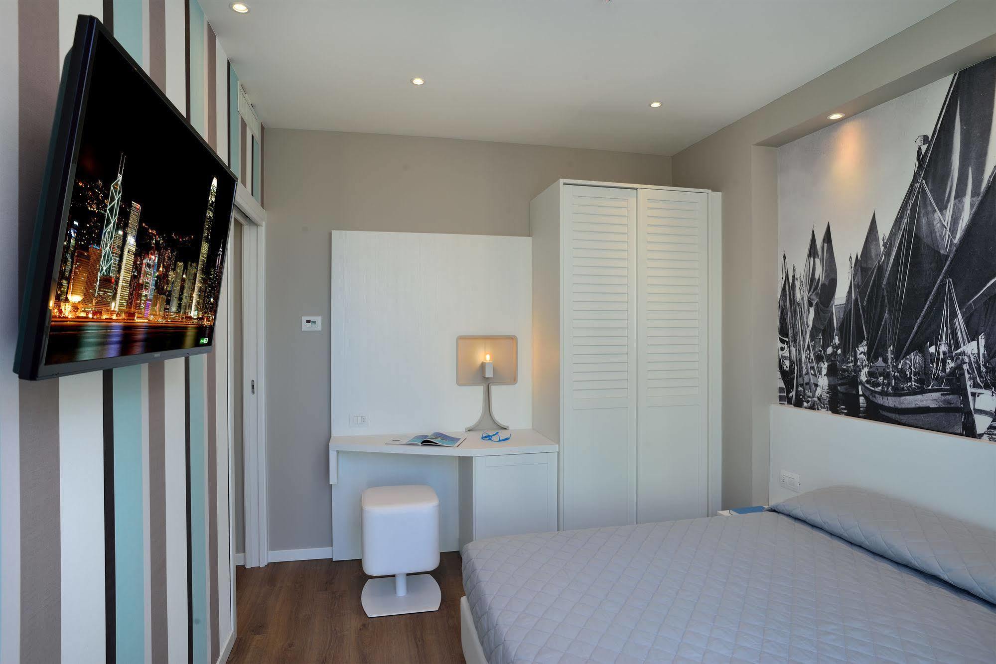 Embassy Hotel & Spa Cattolica Eksteriør billede